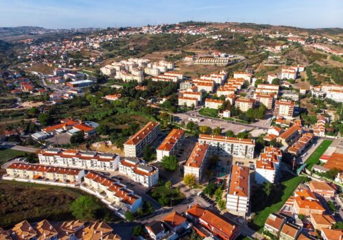 calles-alhandra-llenas-arboles-acogedoras-casas-portugal_1268-15930[1]