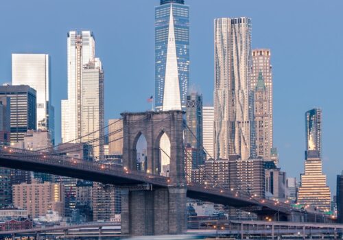 disparo-lejano-vertical-puente-brooklyn-cuerpo-agua-cerca-rascacielos-nueva-york_181624-2286[1]