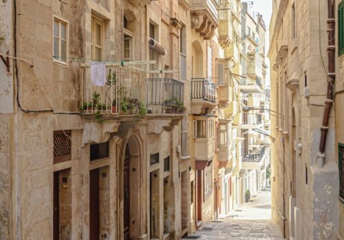 disparo-vertical-callejon-edificios-antiguos-luz-sol-valletta-malta_181624-49631[1]