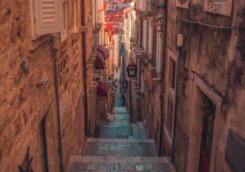 disparo-vertical-hermoso-barrio-antiguo-dubrovnik-croacia_181624-45547[1]