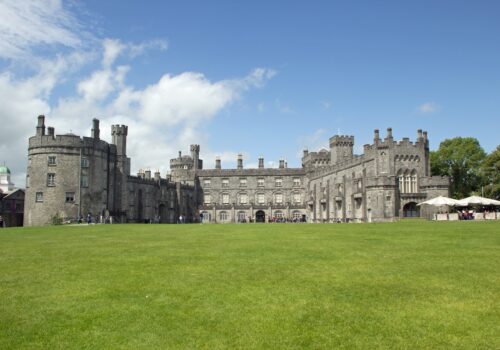 foto-panoramica-dia-soleado-jardines-castillo-kilkenny_181624-43090[1]