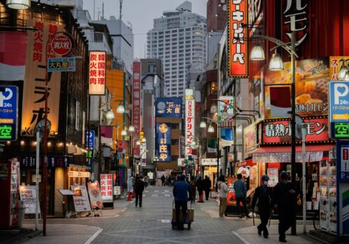 gente-caminando-calle-japon-noche_23-2148942945[1]