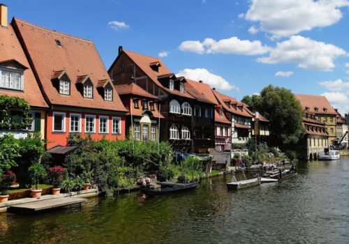 hermosa-foto-klein-venedig-bamberg-alemania-cruzando-rio-barcos-dia-nublado_181624-21720[1]