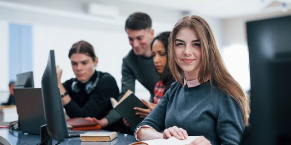 humor-positivo-grupo-jovenes-ropa-casual-que-trabajan-oficina-moderna_146671-16437[1]