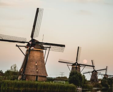 imagen-antiguos-molinos-viento-contra-hermosa-luna-kinderdijk-paises-bajos_181624-48915[1]