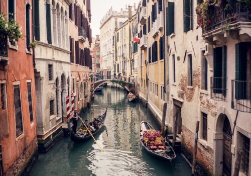 imagen-vertical-gondolas-gran-canal-coloridos-edificios-venecia-italia_181624-28984[1]