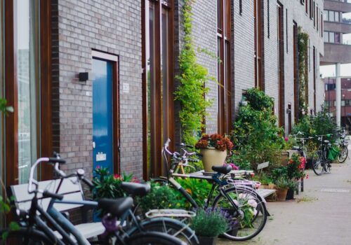 patios-acogedores-amsterdam-bancos-bicicletas-flores-tinas_1321-1759[1]