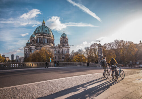 People walking in the Friedrichsbrücke (Friedrichs bridge) over