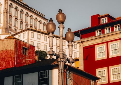 tiro-angulo-hermosos-edificios-rojos-gran-altura-oporto-portugal_181624-3359[1]