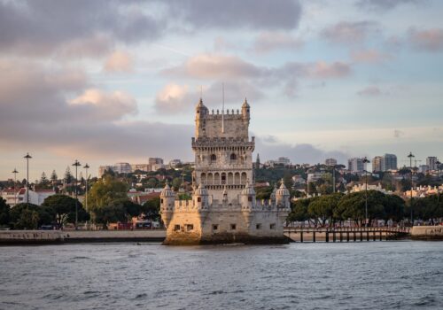 torre-belem-rodeada-mar-edificios-cielo-nublado-portugal_181624-10409[1]