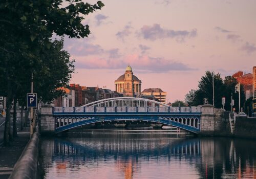 vista-atardecer-rio-liffey-capturada-junto-puente_181624-18412[1]